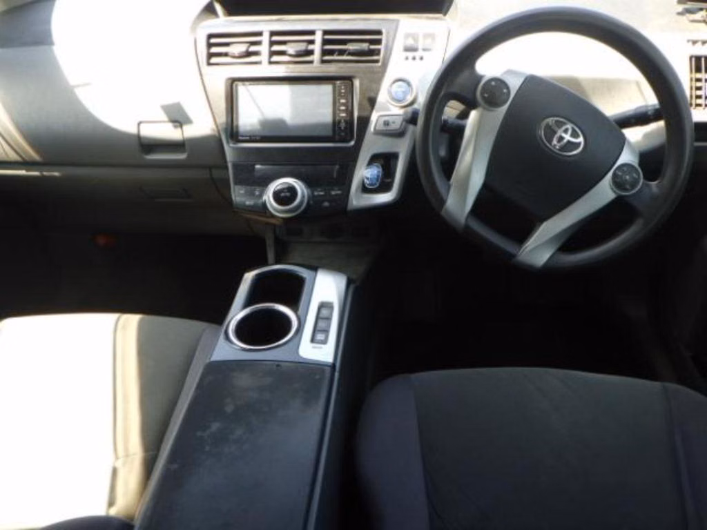 TOYOTA PRIUS ALPHA