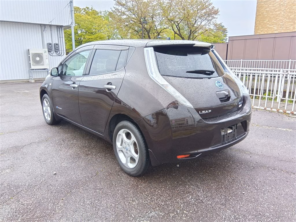 NISSAN LEAF