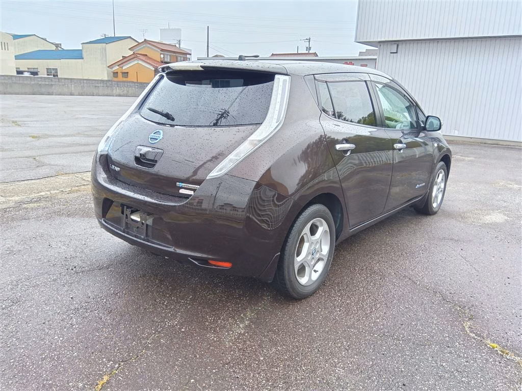 NISSAN LEAF