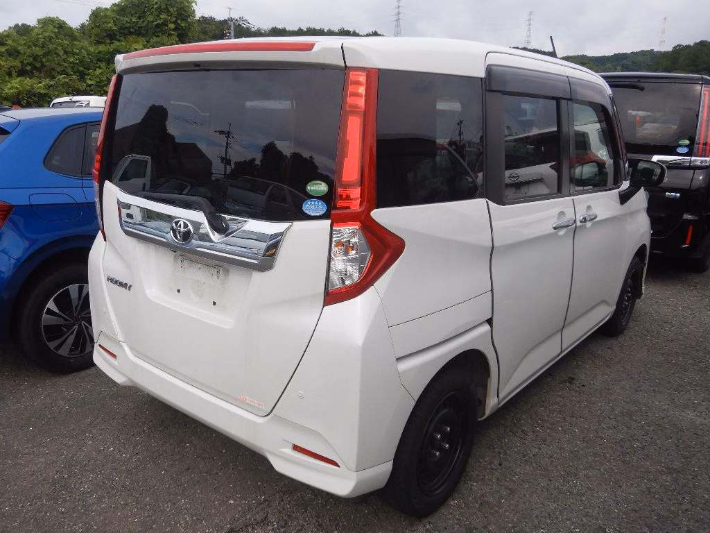 TOYOTA ROOMY