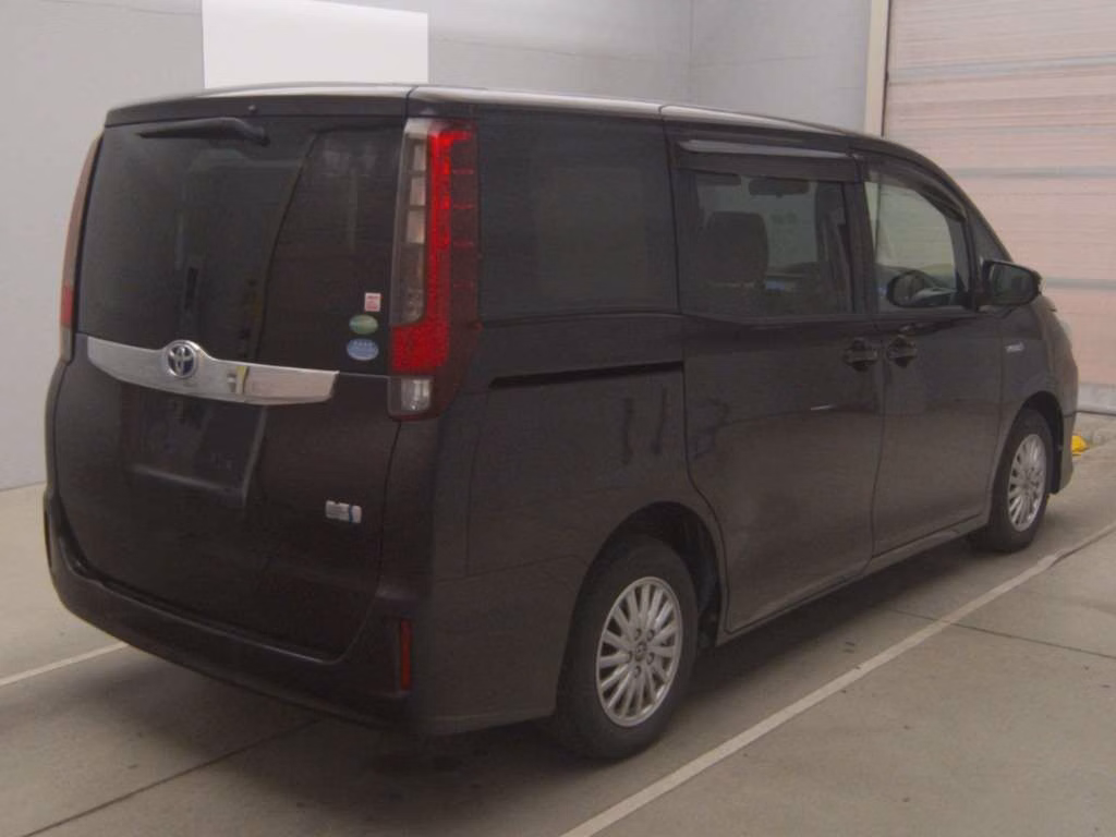TOYOTA NOAH