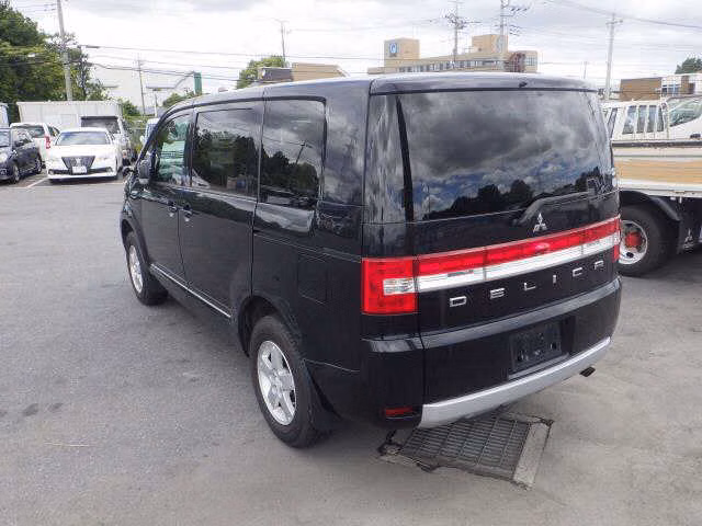 MITSUBISHI DELICA D:5