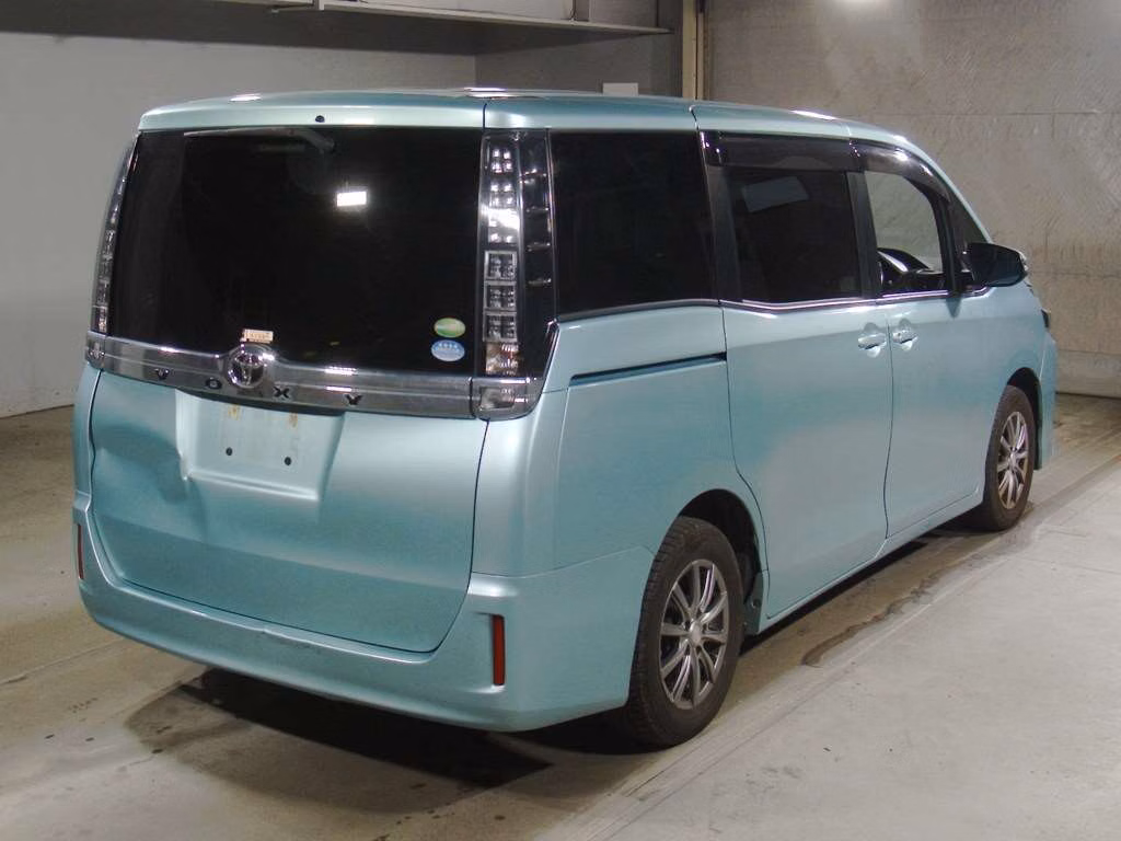 TOYOTA VOXY