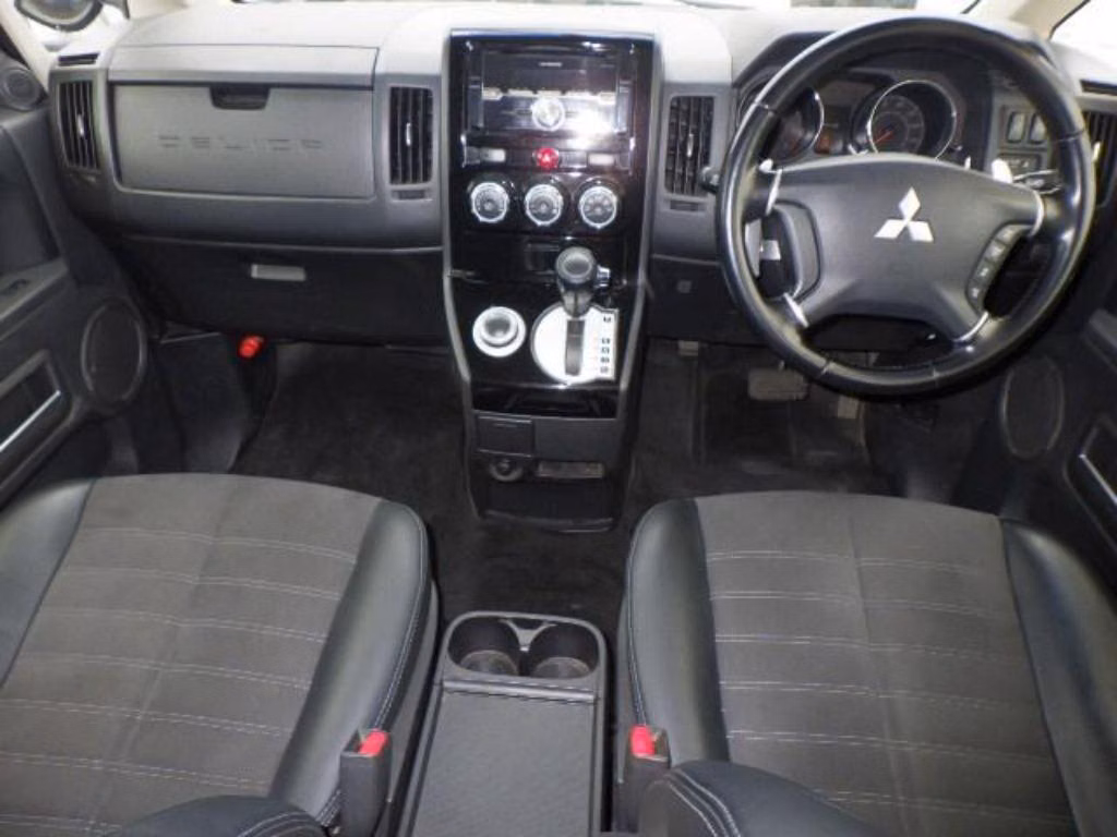MITSUBISHI DELICA D:5