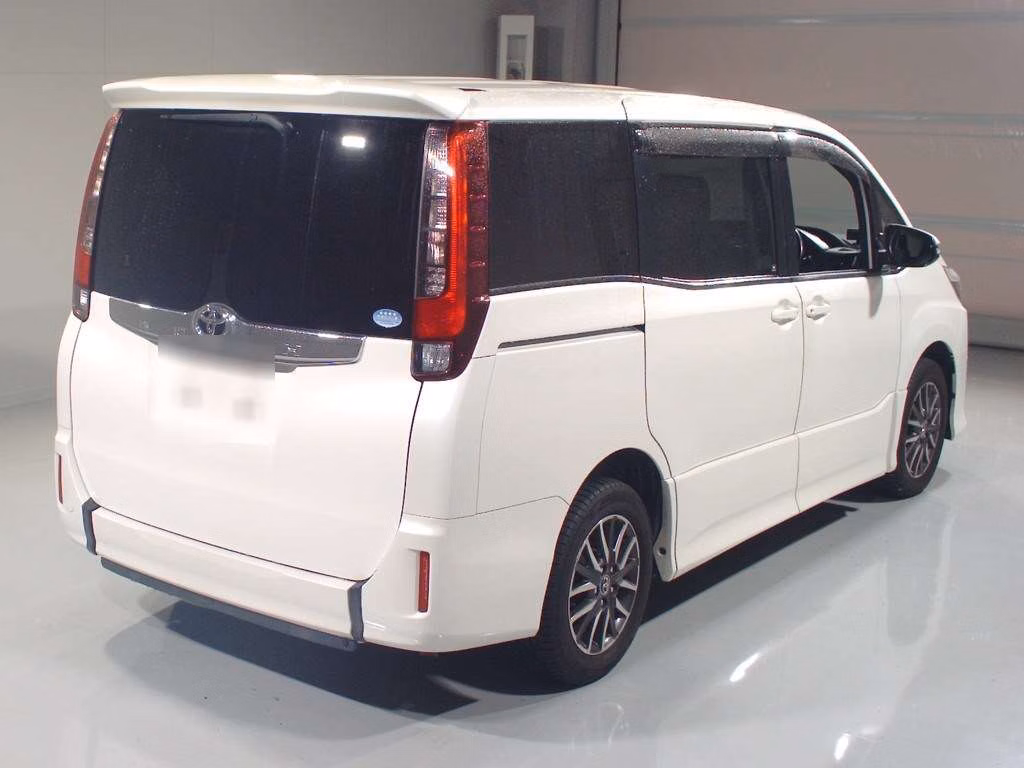TOYOTA NOAH