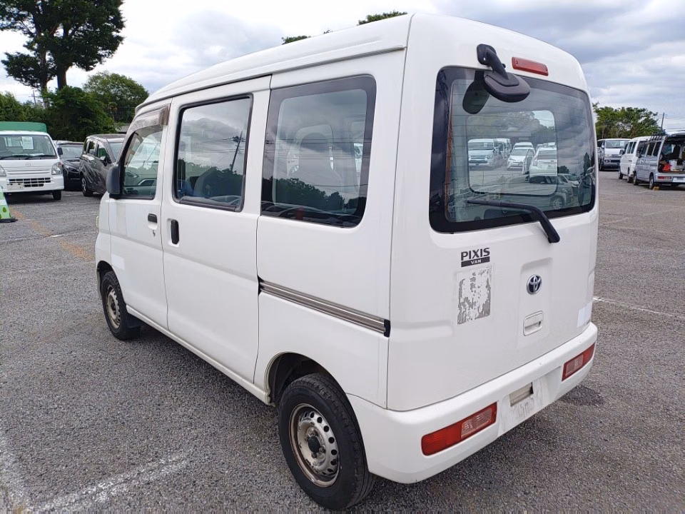 TOYOTA PIXIS VAN