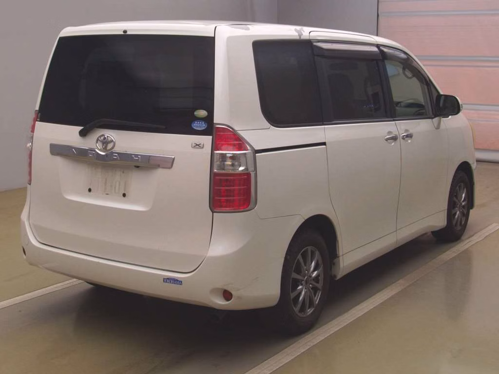 TOYOTA NOAH