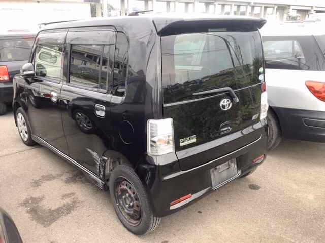 TOYOTA PIXIS SPACE