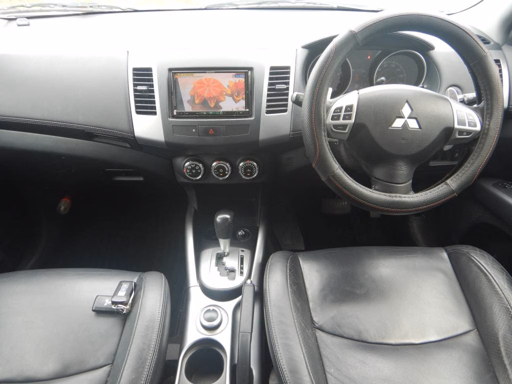 MITSUBISHI OUTLANDER