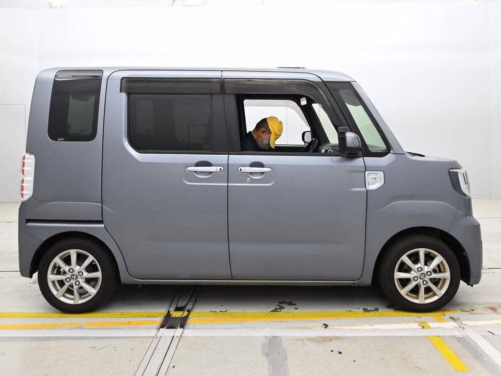 TOYOTA PIXIS MEGA