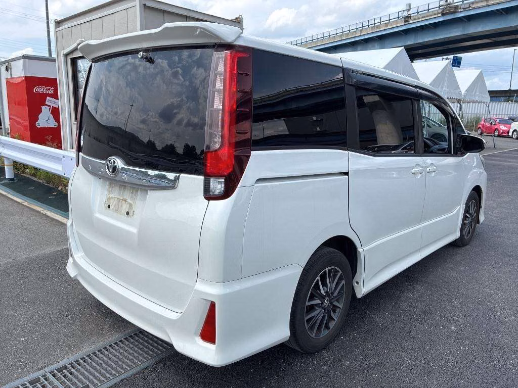 TOYOTA NOAH