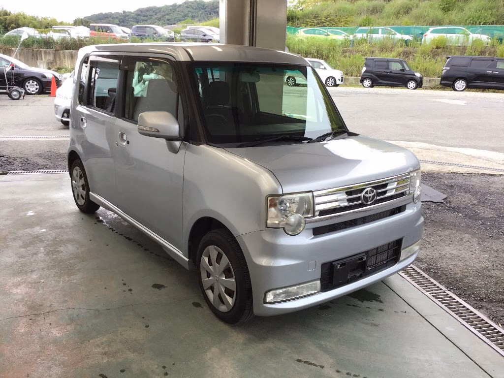 TOYOTA PIXIS SPACE
