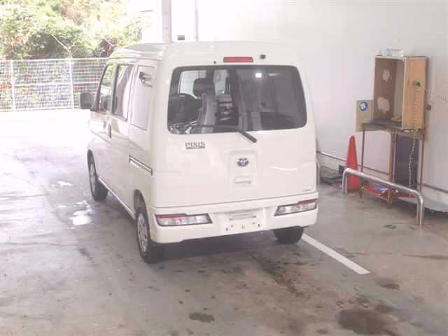 TOYOTA PIXIS VAN