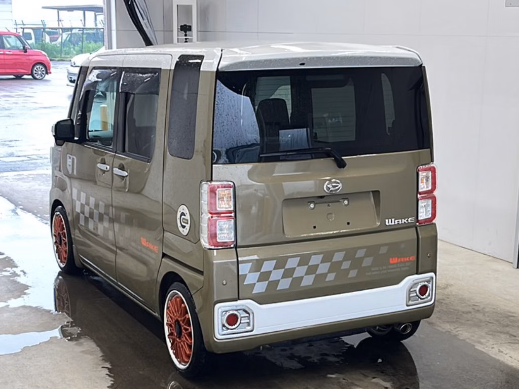 DAIHATSU WAKE