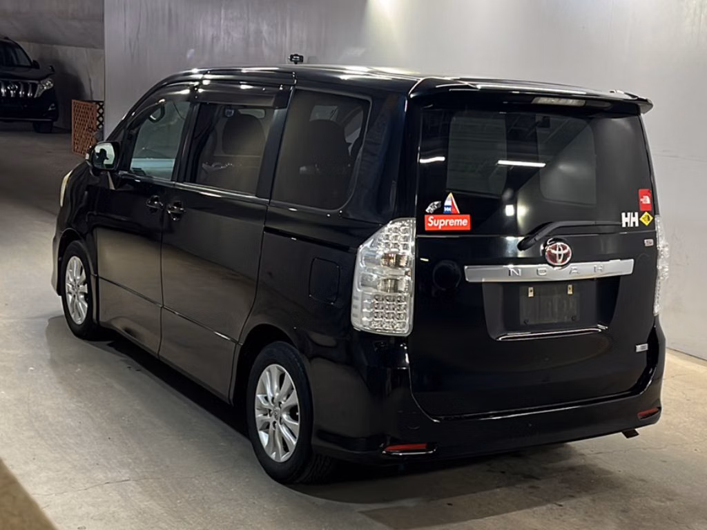 TOYOTA NOAH
