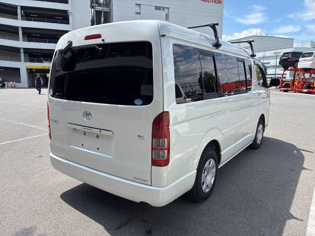 TOYOTA HIACE