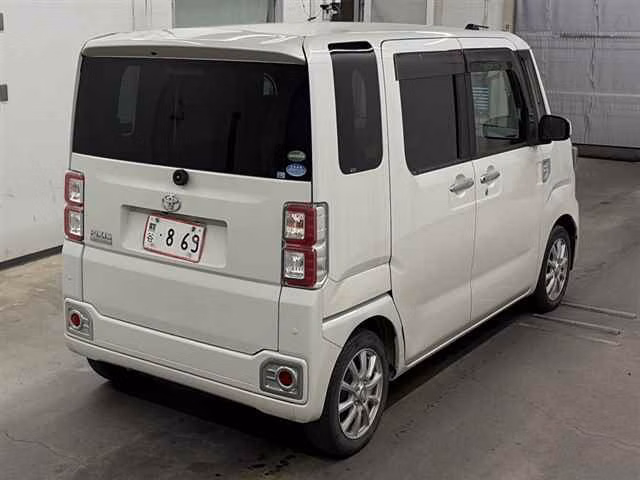 TOYOTA PIXIS MEGA