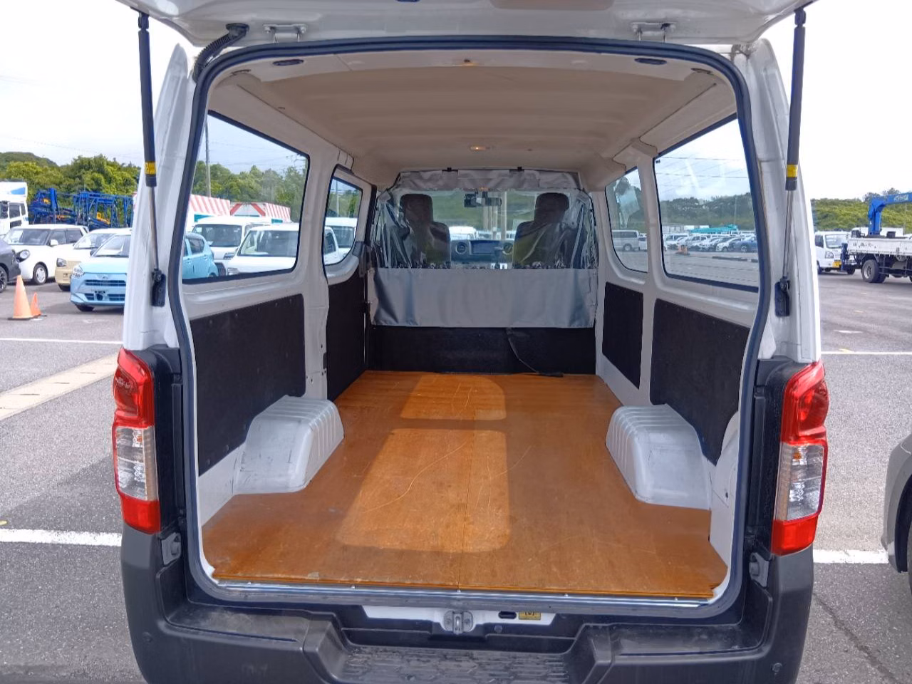 NISSAN NV350 CARAVAN