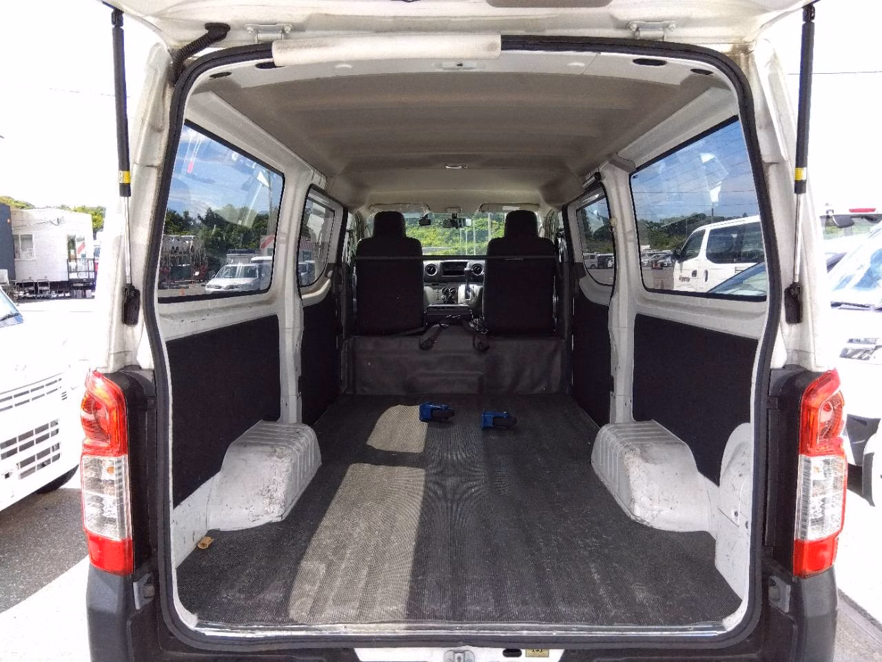 NISSAN NV350 CARAVAN