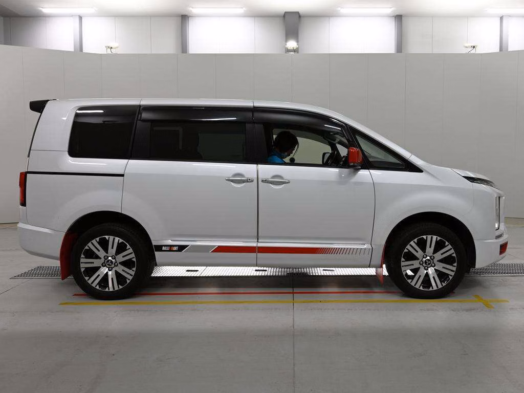MITSUBISHI DELICA D:5