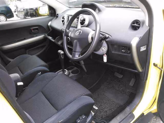 TOYOTA IST