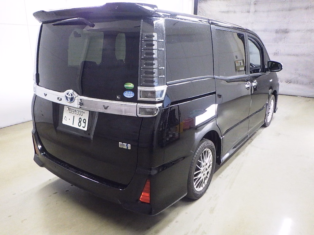 TOYOTA VOXY