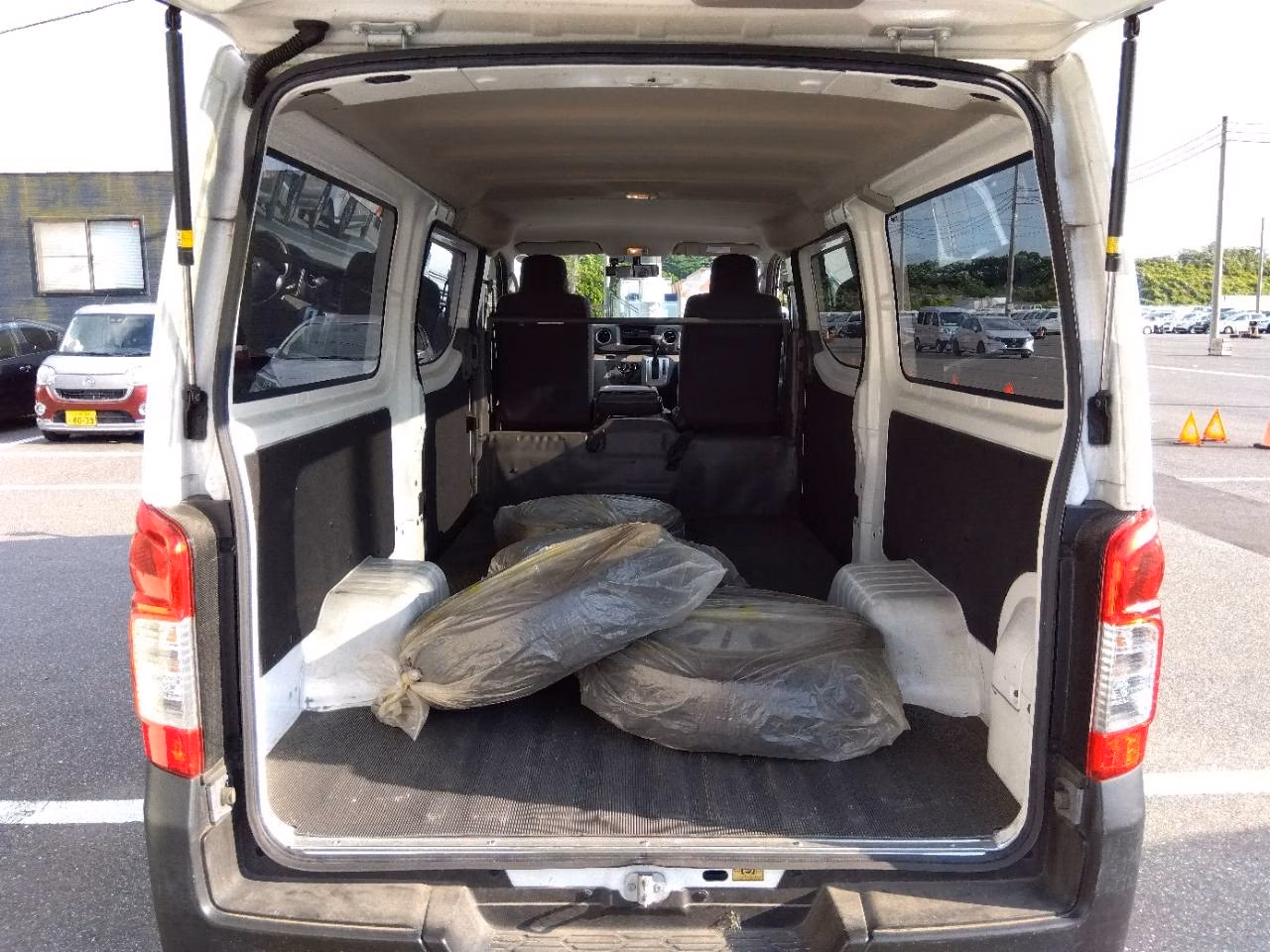 NISSAN NV350 CARAVAN