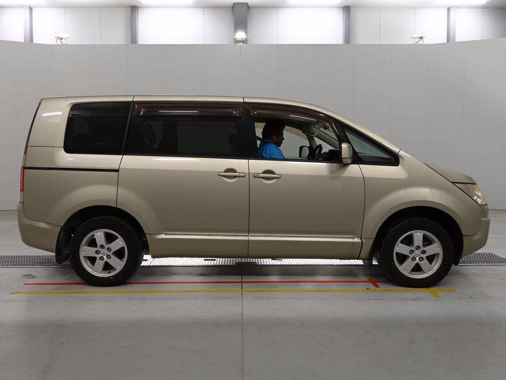 MITSUBISHI DELICA D:5