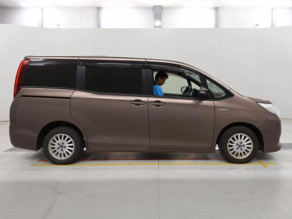 TOYOTA NOAH