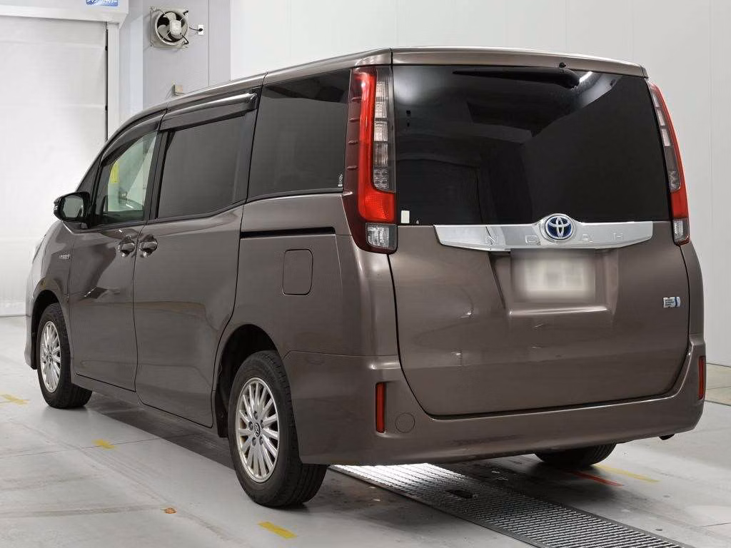 TOYOTA NOAH