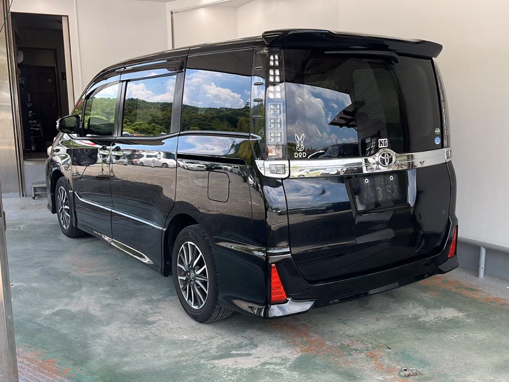 TOYOTA VOXY