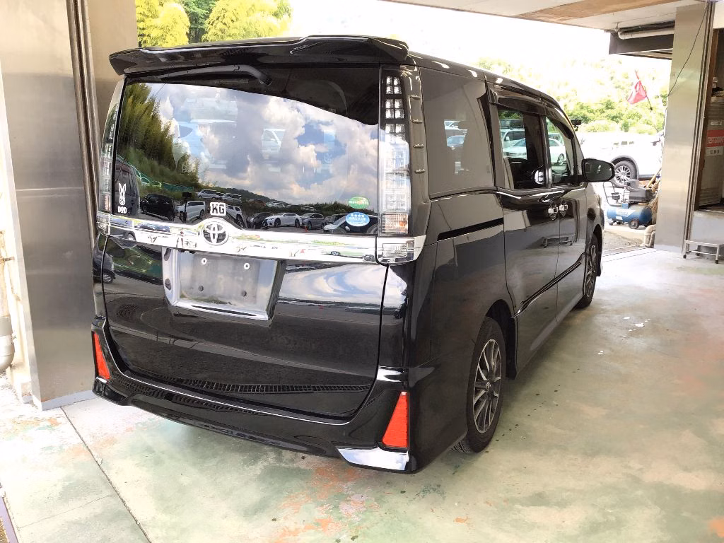 TOYOTA VOXY