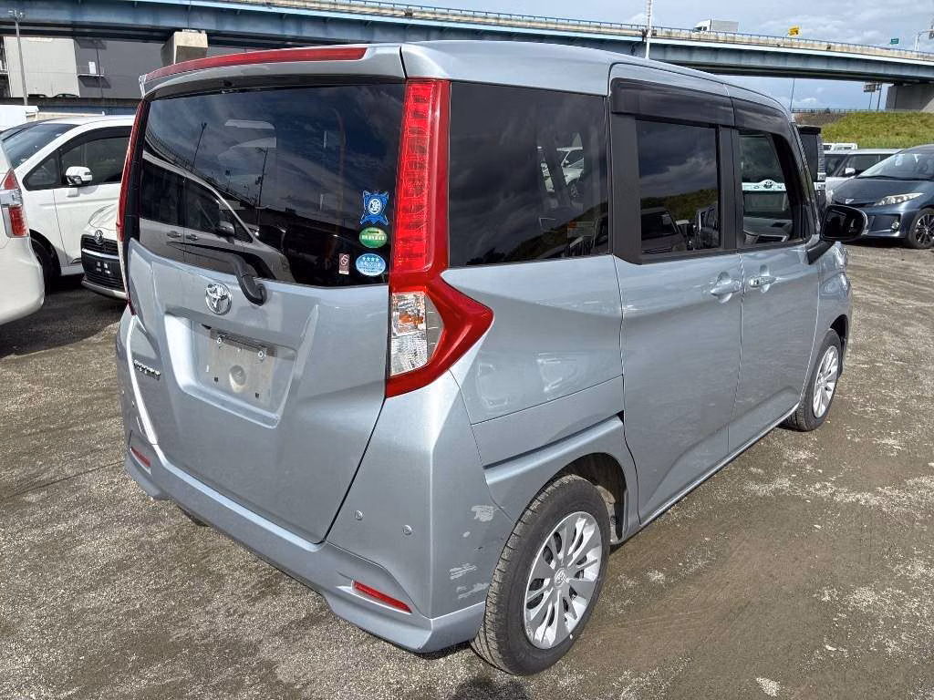 TOYOTA ROOMY