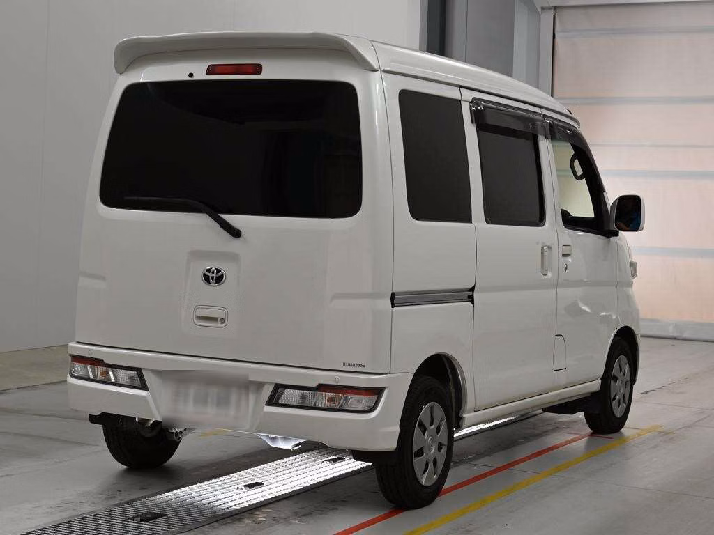 TOYOTA PIXIS VAN