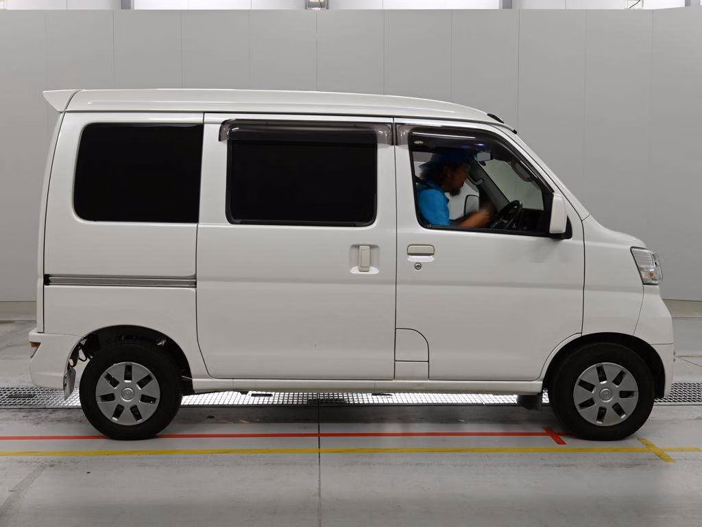 TOYOTA PIXIS VAN