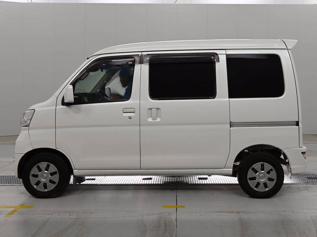 TOYOTA PIXIS VAN