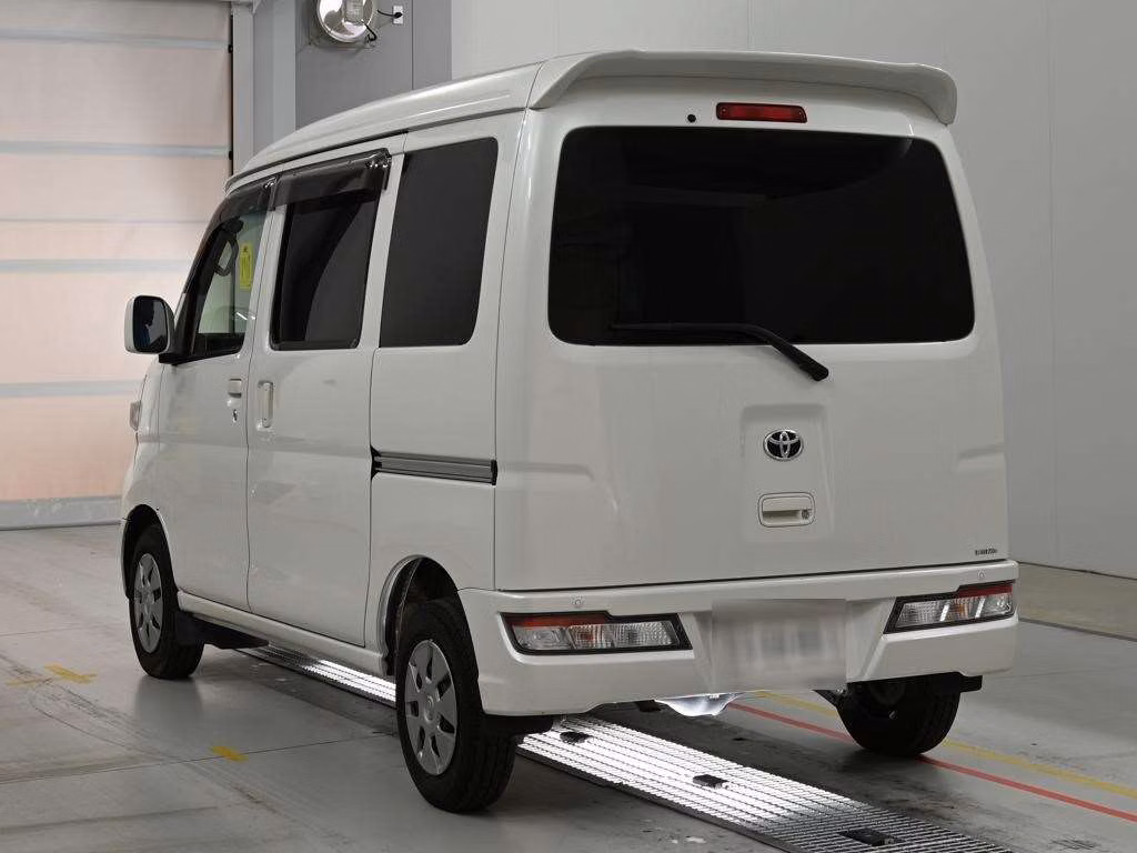 TOYOTA PIXIS VAN