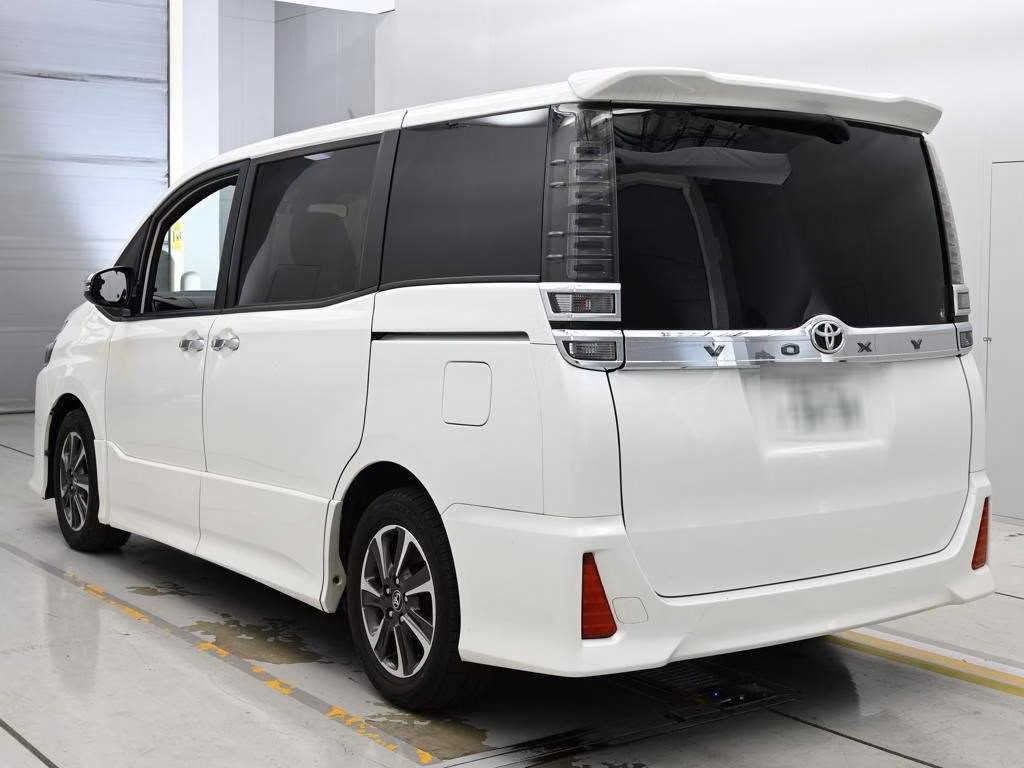TOYOTA VOXY