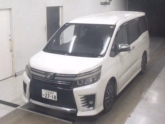 TOYOTA VOXY