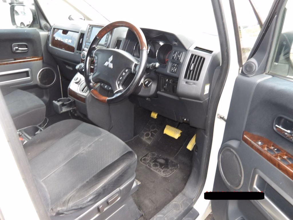 MITSUBISHI DELICA D:5