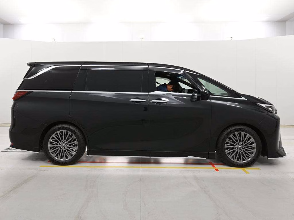 LEXUS LM500H