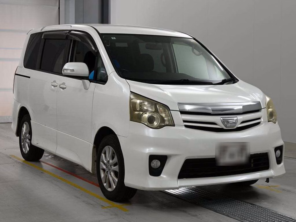 TOYOTA NOAH