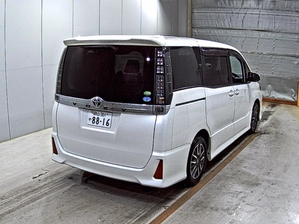 TOYOTA VOXY