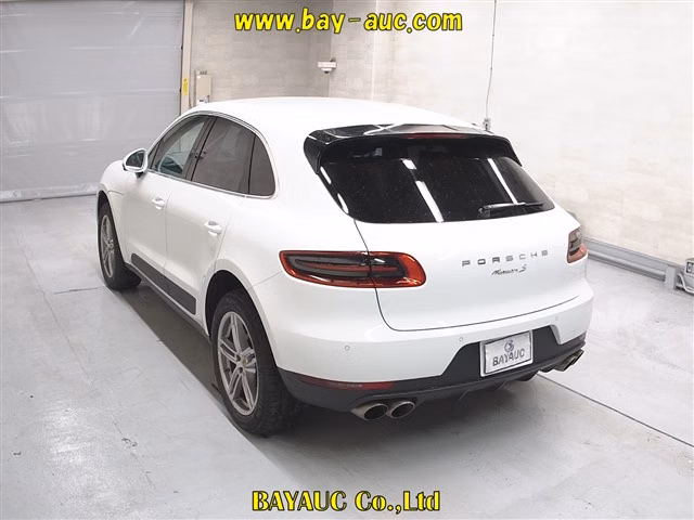 PORSCHE MACAN