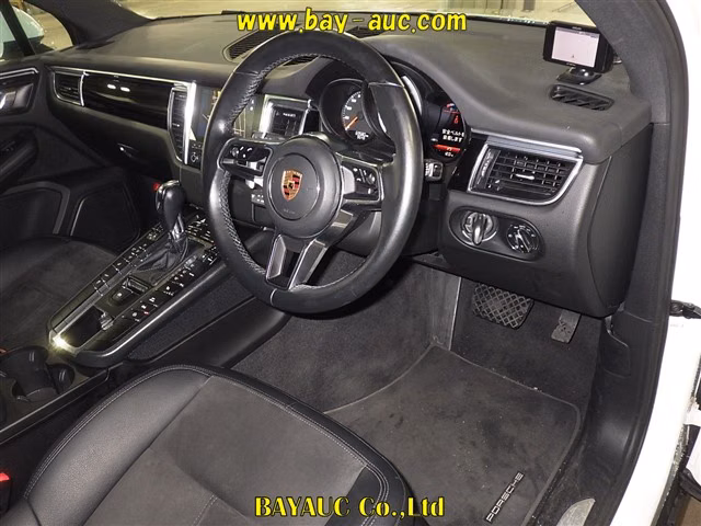 PORSCHE MACAN