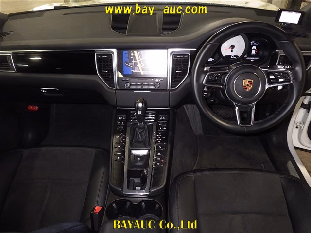 PORSCHE MACAN