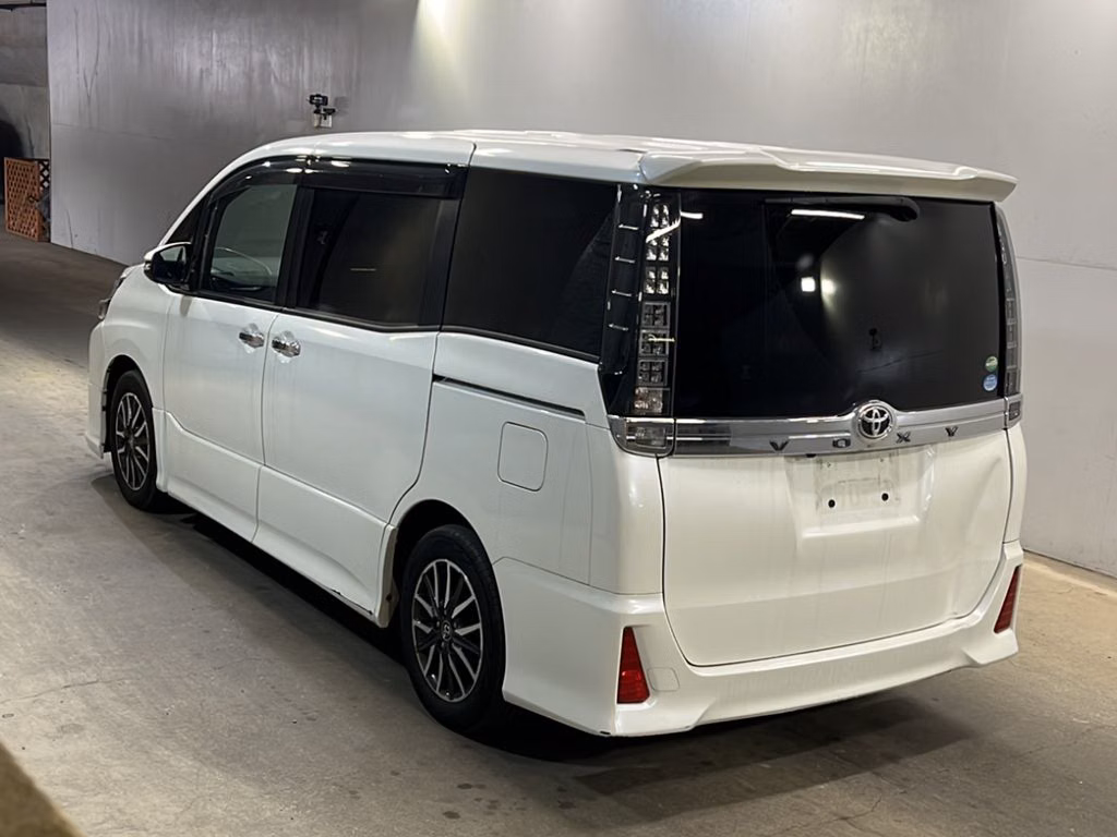 TOYOTA VOXY