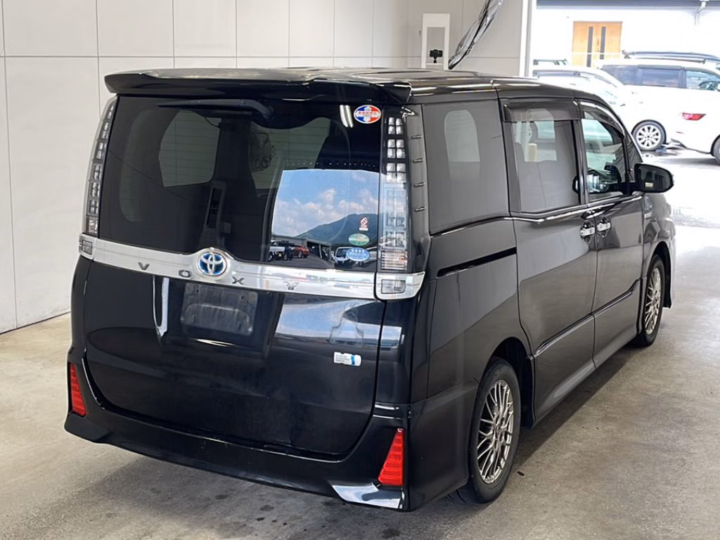 TOYOTA VOXY