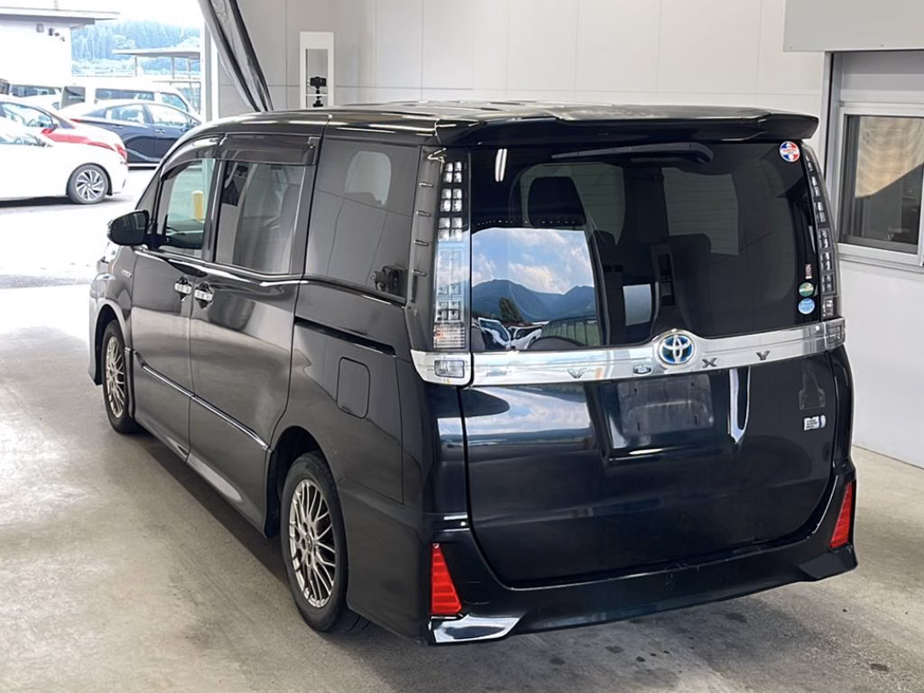 TOYOTA VOXY
