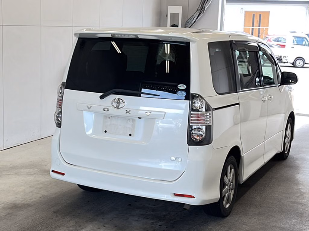 TOYOTA VOXY